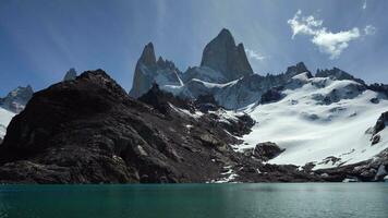 monteren fitz roy en meer laguna de los tres. met sneeuw bedekt bergen Aan zonnig dag. Andes, Patagonië, Argentinië video