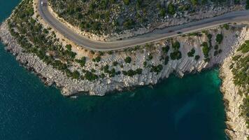 voiture sur route le long de littoral. mer et collines. aérien verticale de haut en bas voir. Turquie. drone mouches de côté video