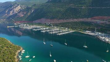 Kas Yachthafen, Schiffe, Yachten, Meer und Berge auf sonnig Tag. Antalya, Truthahn. Antenne Aussicht video