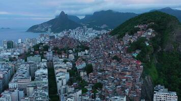 cantagalo y pavao-pavaozinho favelas. rio Delaware janeiro, Brasil. aéreo vista. orbital video