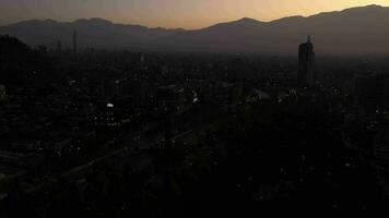 santiago ciudad a Mañana crepúsculo y Andes montañas. azul hora. aéreo vista. Chile. zumbido moscas adelante, inclinación arriba. revelar Disparo video