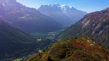 mont blanc berg och äng på solig höst dag. franska alperna, Frankrike. antenn se. Drönare flugor fram, luta ner video