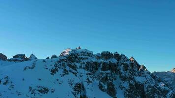 Kadini di Misurina Berge beim Winter Sonnenaufgang. Antenne Sicht. sexten Dolomiten, Belluno, Italien. Drohne fliegt nach oben, Neigung runter. Kran Schuss video