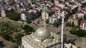 Weiß Moschee, Stadtbild und Berge. Antalya, Truthahn. Antenne Sicht. Drohne fliegt nach unten, Neigung hoch. Kran Schuss video