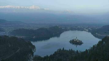 sangrar lago, maconha vnebovzetja Igreja e blejski castelo às pôr do sol. juliano Alpes. Eslovénia, Europa. aéreo visualizar. dia para noite Tempo lapso. Visão a partir de velika osojnica ponto de vista video