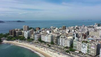 Rio de janeiro ville sur ensoleillé journée. Copacabana plage, ipanema quartier et atlantique océan. aérien voir. Brésil. drone mouches vers l'avant et vers le haut video