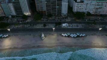 rio Delaware janeiro ciudad a Mañana crepúsculo. copacabana playa, avenida Atlantica y atlántico océano. aéreo vista. Brasil. zumbido moscas oblicuo video