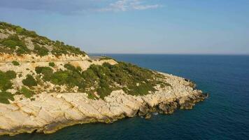 voiture sur route le long de littoral. bleu mer. aérien voir. Turquie. drone mouches vers l'avant et vers le haut video