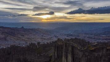 Valle de las animas guglie a tramonto. la paz paesaggio urbano, Bolivia. aereo iper periodo, tempo periodo. fuco mosche inoltrare video