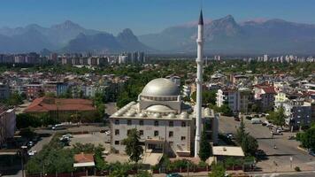 blanc mosquée, paysage urbain et montagnes. Antalya Turquie. aérien voir. en orbite video