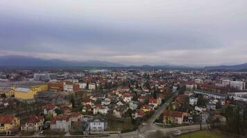 Lubiana città su nuvoloso giorno. Residenziale case con rosso herpes zoster tetti. slovenia, Europa. aereo Visualizza. fuco mosche inoltrare video