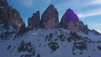 tre cime di lavaredo. le Trois pics sur ensoleillé journée dans l'hiver. aérien voir. sexten dolomites, Sud tyrol. Italie. drone mouches vers l'avant et vers le haut à faible niveau video