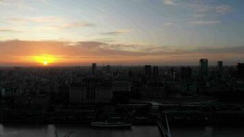 Buenos Aires Stadt Horizont beim Sonnenuntergang. Argentinien. Drohne fliegt nach vorne, Neigung hoch. verraten Schuss video