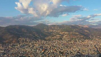 alanya stad på solnedgång. antenn se. turkiska rivieran. Kalkon. Drönare flugor sidled video