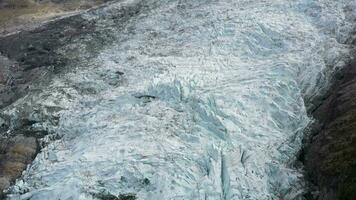 bossoni ghiacciaio nel francese Alpi. aereo Visualizza. Francia. fuco mosche inoltrare video