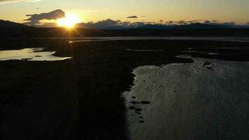 el calafat ville dans patagonie, Argentine à le coucher du soleil dans été. montagnes et Lac argentin. aérien voir. drone mouches avant, inclinaison en haut. révéler coup video