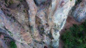 homme grimpeur Roche escalade. falaises de geyikbayiri, antalya, Turquie. aérien verticale de haut en bas voir. drone mouches de côté video