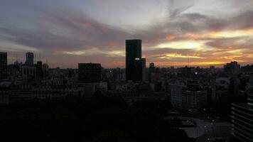 buenos aires ciudad horizonte a puesta de sol. argentina. dorado hora. zumbido moscas hacia arriba video