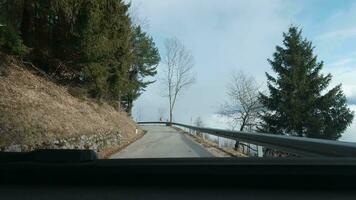 conducción coche encima nubes en un devanado estrecho la carretera. Eslovenia, Europa. bosque y montañas video