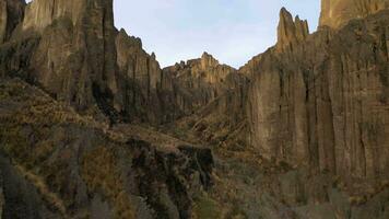 valle Delaware las animas agujas rock formación cerca la paz, Bolivia aéreo vista. zumbido moscas adelante y hacia arriba video