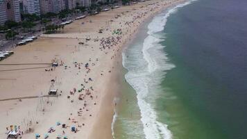 rio de janeiro cidade em ensolarado dia. Copacabana de praia e atlântico oceano. aéreo visualizar. brasil. zangão moscas para trás video