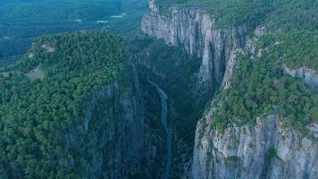 tazi Schlucht im Truthahn im Morgen Dämmerung. Blau Stunde. Antenne Sicht. Drohne fliegt nach vorne, Neigung Nieder video