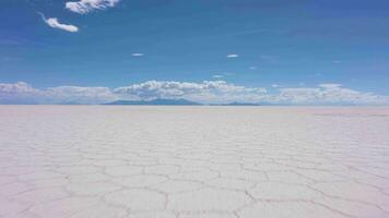 uyuni Salz- Wohnungen auf sonnig Tag. salar de uyuni. Antenne Sicht. Altiplano, Bolivien. trocken Jahreszeit. sechseckig Salz- Formationen. Drohne fliegt nach vorne beim niedrig eben. breit Schuss video