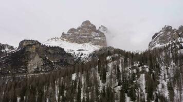 tre cime di lavaredo. le Trois pics sur nuageux hiver journée et forêt. aérien voir. sexten dolomites, Sud Tyrol, Italie. drone mouches en arrière et vers le haut. vue de le Sud video