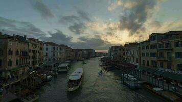 Venedig, Italien - - Februar 19, 2022 Tag zu Nacht Zeit Ablauf von großartig Kanal im Venedig. Touristen, Gebäude, Schiffe und Gondeln. Aussicht von Rialto Brücke video