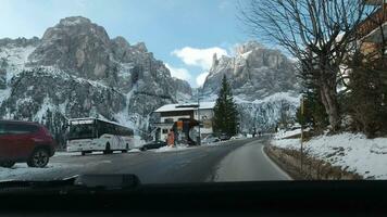 Süd Tirol, Italien - - Februar 18, 2022 Fahren Auto im Dolomiten im Italien. Dorf im Süd Tirol. video