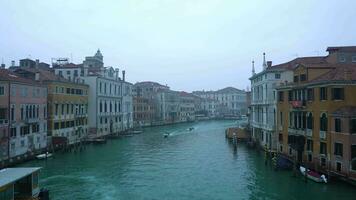 Venedig, Italien - - Februar 20, 2022 großartig Kanal im Venedig auf ein nebelig Morgen. Nein Personen. Gebäude und Schiffe. Aussicht von ponte dell Akademie video