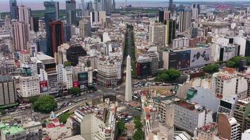 Buenos ares, Argentina - dezembro 23, 2022 Buenos aires cidade em ensolarado dia. obelisco e Julho 9 Avenida. aéreo visualizar. Argentina. órbita, vôo para baixo, inclinar acima video