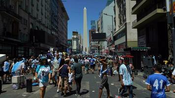 buenos aires, argentina - december 20, 2022 människor på de gator under firande av argentina nationell fotboll team seger i fifa värld kopp qatar 2022. video