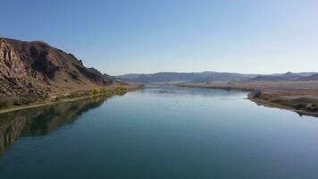 ili río y kazakh estepa en soleado día. aéreo vista. zumbido moscas adelante a bajo nivel video