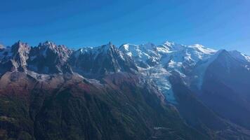 chamonix vallée, mont blanc et aiguille du midi montagnes sur ensoleillé journée. français Alpes, France. aérien voir. drone mouches de côté video