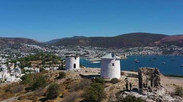 Bodrum cidade em ensolarado dia. aéreo visualizar. turco riviera. peru. zangão moscas frente e para cima. revelar tiro video