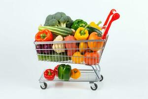 compras carretilla lleno con vegetales y frutas generativo ai foto