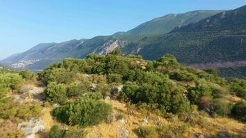 kas puerto pequeño, buques, yates, mar y montañas en soleado día. antalya, pavo. aéreo vista. zumbido moscas adelante y hacia arriba. revelar Disparo video