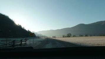 het rijden auto Aan een versmallen weg. zonnig ochtend. weide, heuvels en Woud. Slovenië, Europa video