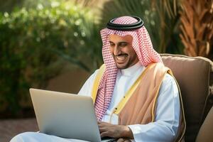 saudi hombre sentado ordenador portátil Al frente teniendo un en línea reunión. generativo ai foto