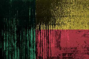 benin bandera representado en pintar colores en antiguo y sucio petróleo barril pared de cerca. texturizado bandera en áspero antecedentes foto