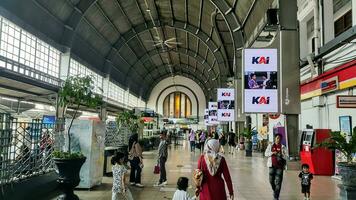 el atmósfera a el Jacarta kota vía férrea estación con un multitud de personas foto