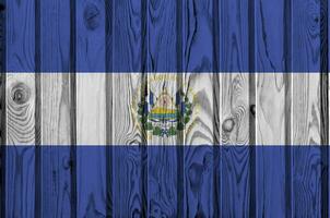 el el Salvador bandera representado en brillante pintar colores en antiguo de madera pared. texturizado bandera en áspero antecedentes foto