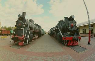 foto de viejas locomotoras de vapor negras de la unión soviética. fuerte distorsión de la lente ojo de pez