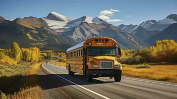 un colegio autobús otoño atravesar mediante el Montañas Rocosas. generativo ai foto