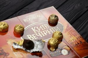 kharkov, ucrania - 11 de enero de 2021 caja de dulces de chocolate rochen. roshen es una corporación ucraniana que ocupó el puesto 18 en la lista de las 100 empresas de confitería más grandes del mundo de la industria de dulces foto