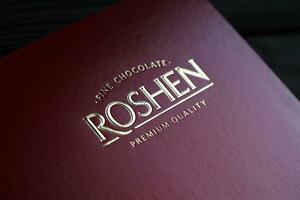 kharkov, ucrania - 11 de enero de 2021 caja de dulces de chocolate rochen. roshen es una corporación ucraniana que ocupó el puesto 18 en la lista de las 100 empresas de confitería más grandes del mundo de la industria de dulces foto