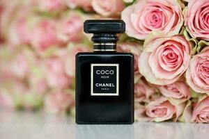 járkov, Ucrania - enero 2, 2021 botella de Coco noir por chanel, un francés lujo Moda casa fundado en 1910 por Coco chanel foto