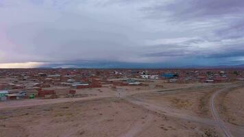 uyuni stad- en bewolkt lucht. antenne visie. Bolivia. dar vliegt vooruit en omhoog. breed schot video