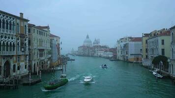 Venedig, Italien - - Februar 20, 2022 großartig Kanal und Santa Maria della Gruß im Venedig auf ein nebelig Morgen. Nein Personen. Gebäude und Schiffe. Aussicht von ponte dell Akademie video